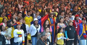Colombianos cantando el Himno