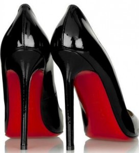 Los zapatos del diseñador Christian Louboutin con su inconfundible suela roja son unos de los más aclamados por las mujeres amantes de la moda, acompañan casi siempre a las más grandes celebridades a sus noches de gala. Tomada de internet / GENTE DE CAÑAVERAL